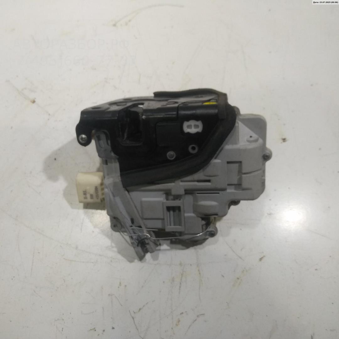 Замок двери передней левой