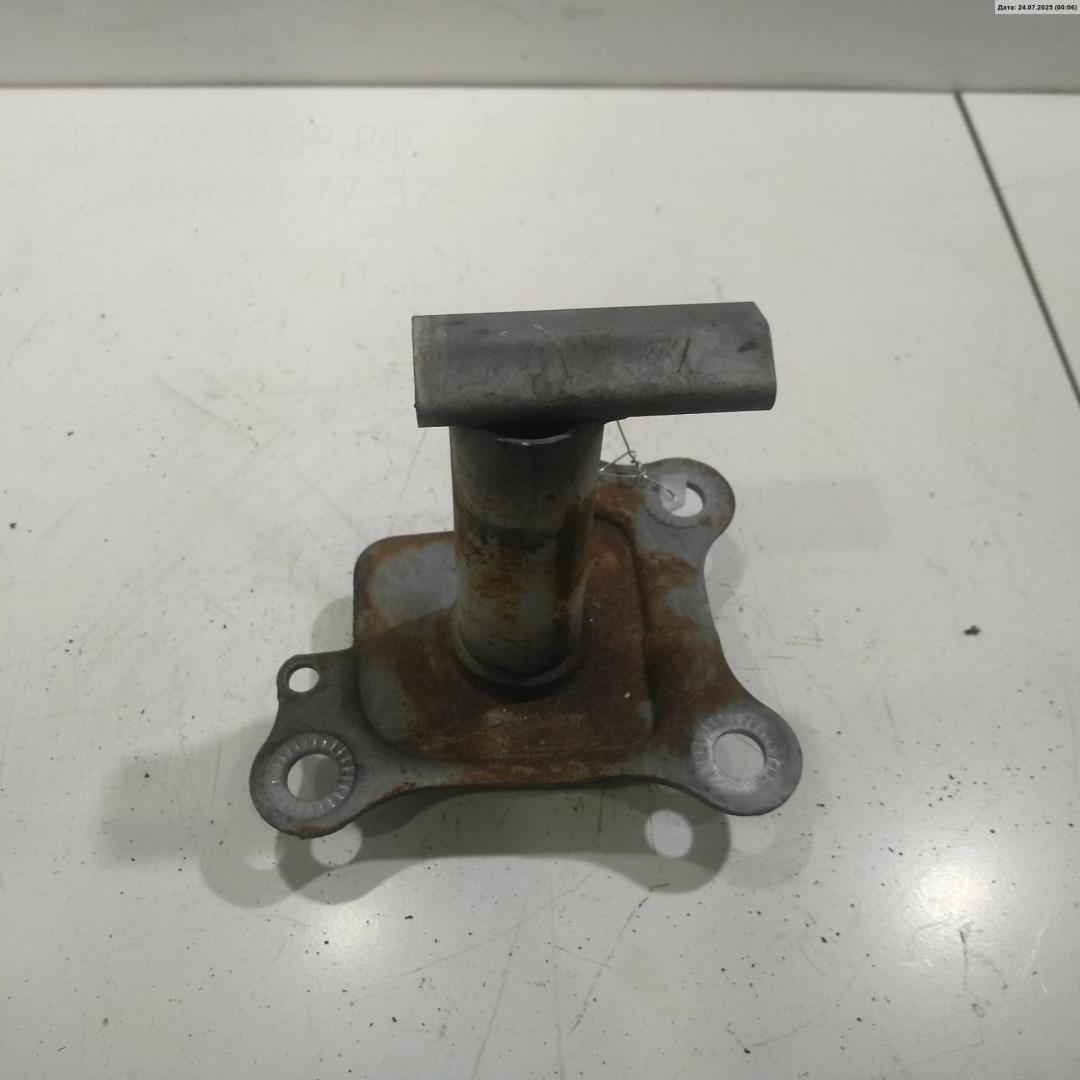 Кронштейн переднего бампера правый