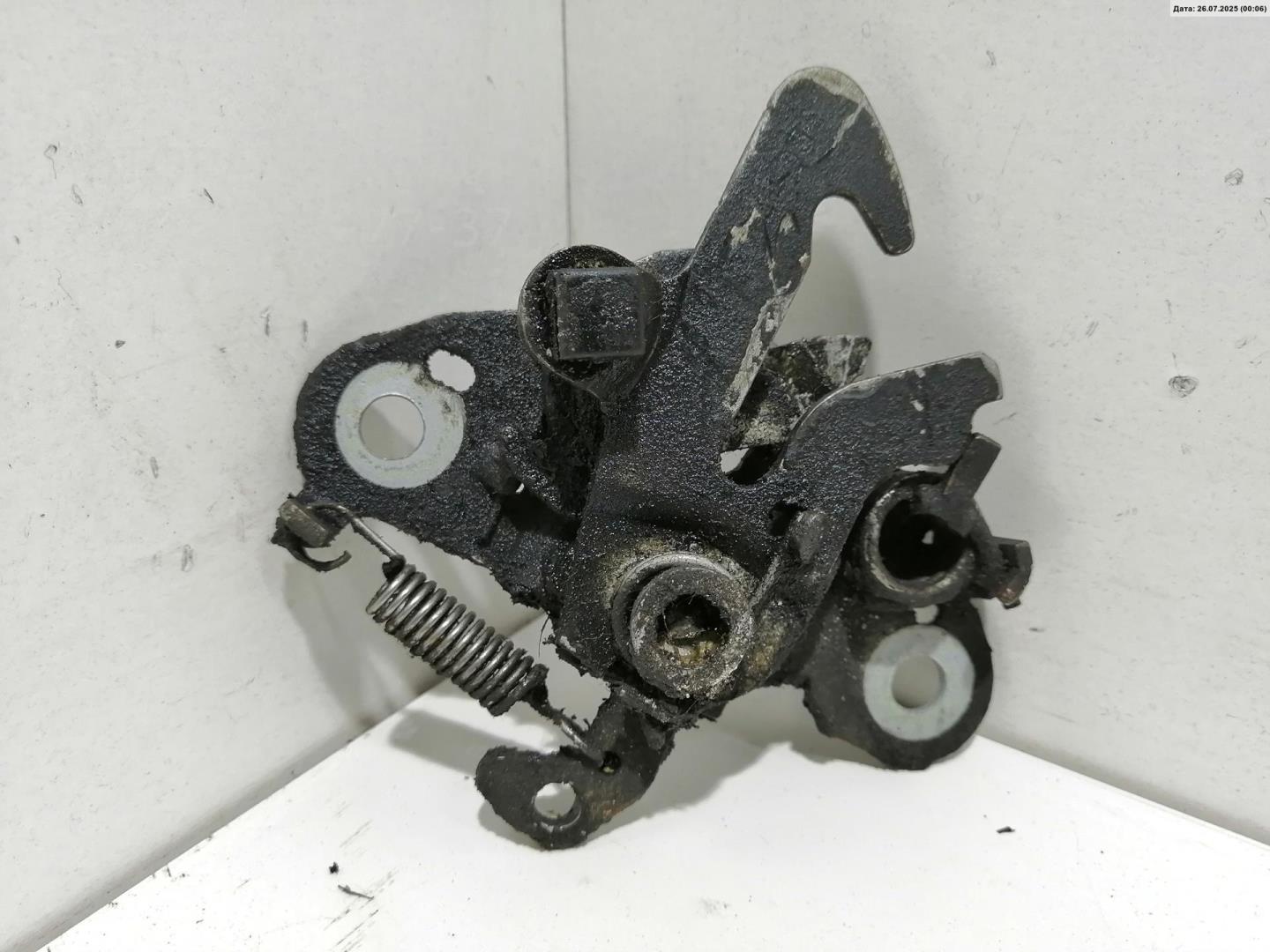 Замок капота