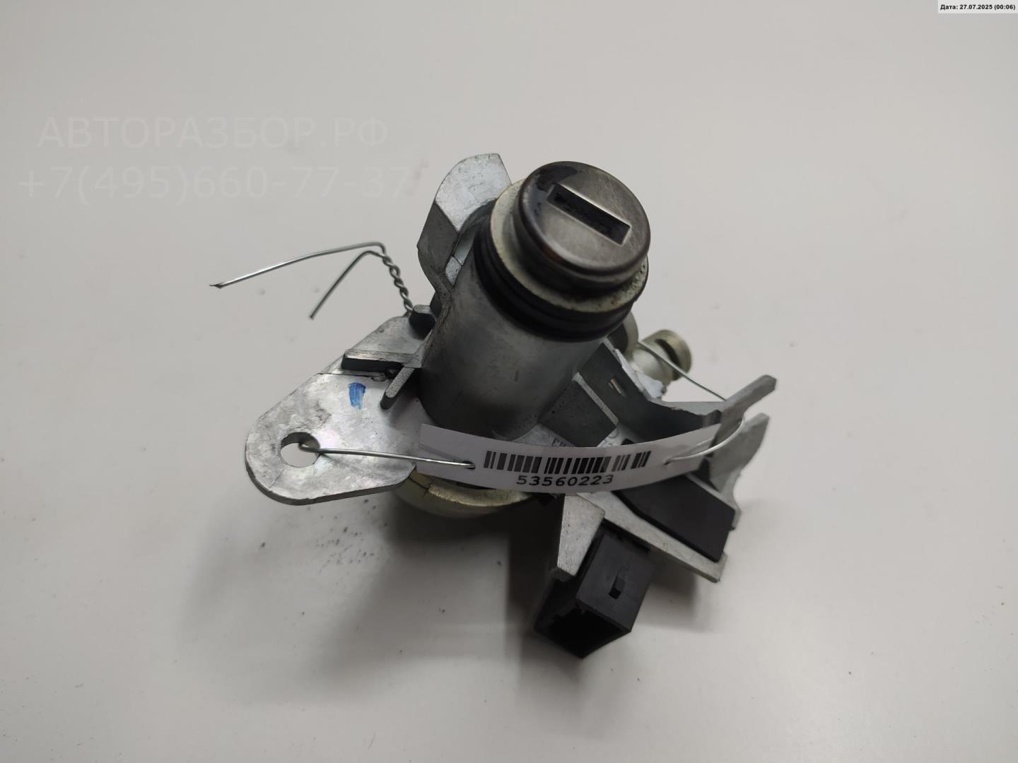 Вставка замка багажника