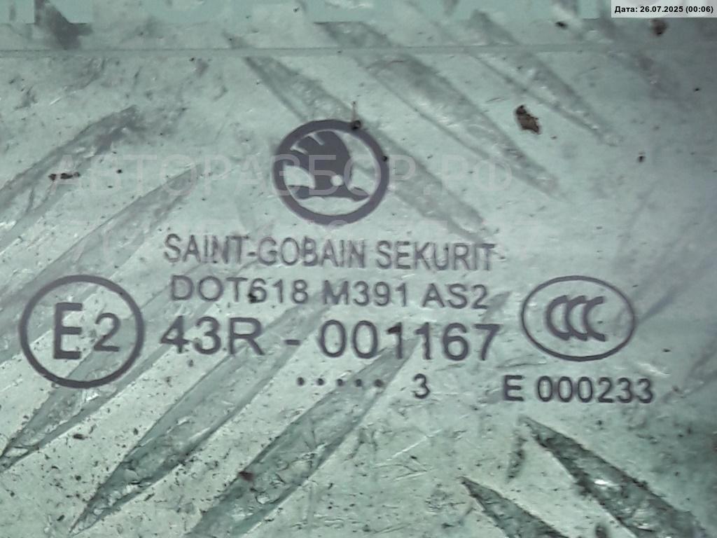 Стекло двери задней правой (форточка)