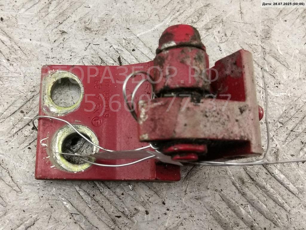 Петля двери