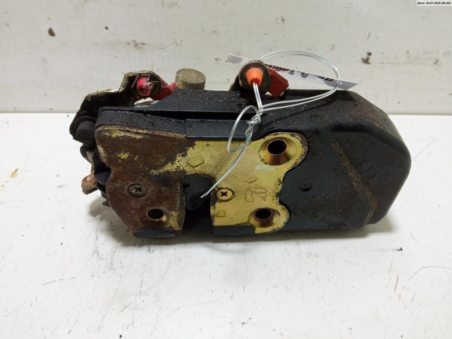 Замок двери передней левой