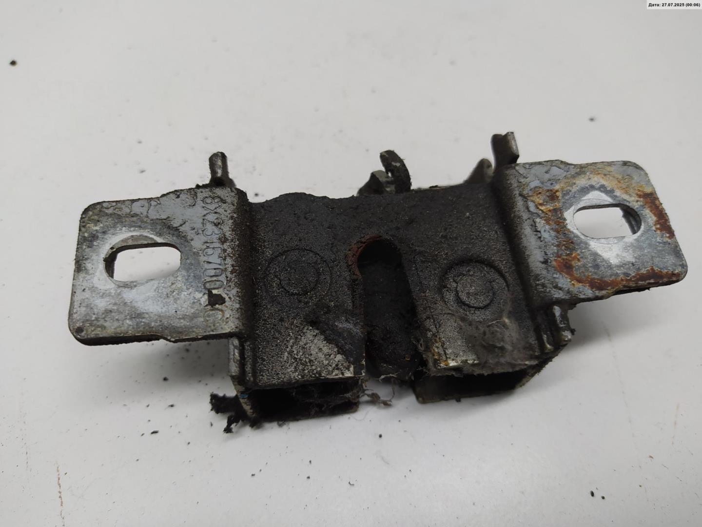 Замок капота