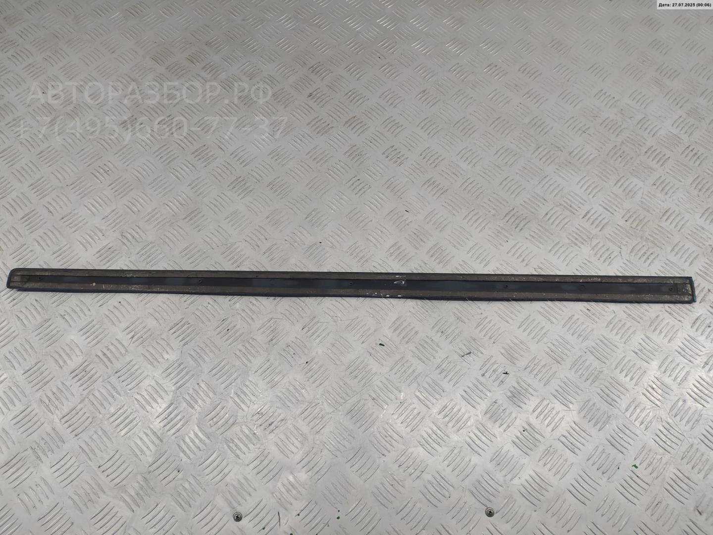 Накладка двери передней правой