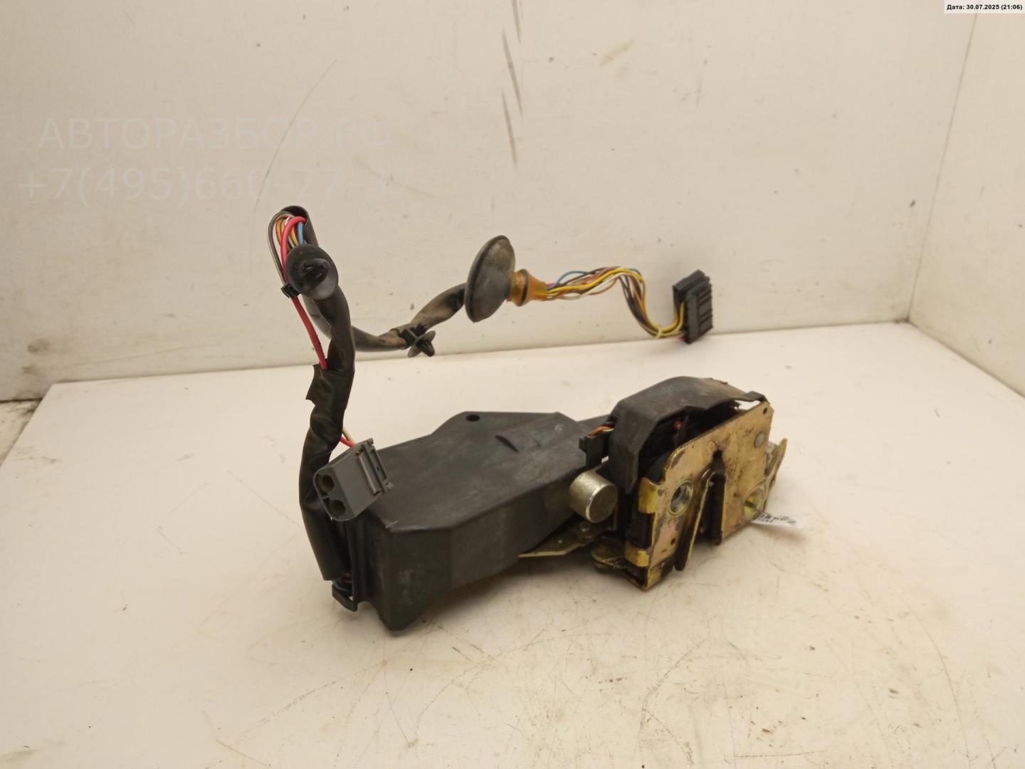 Замок двери передней левой