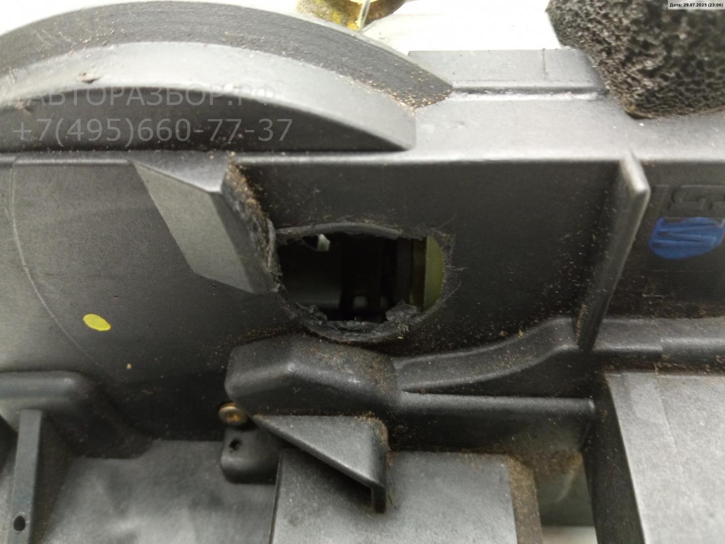 Замок двери передней правой