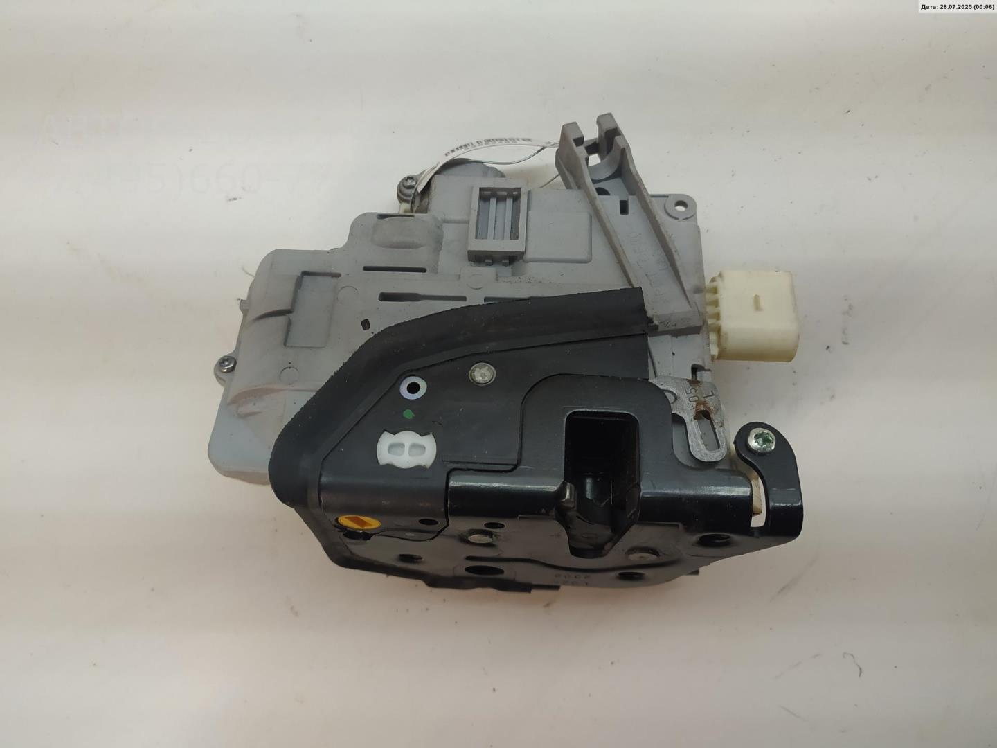 Замок двери передней левой