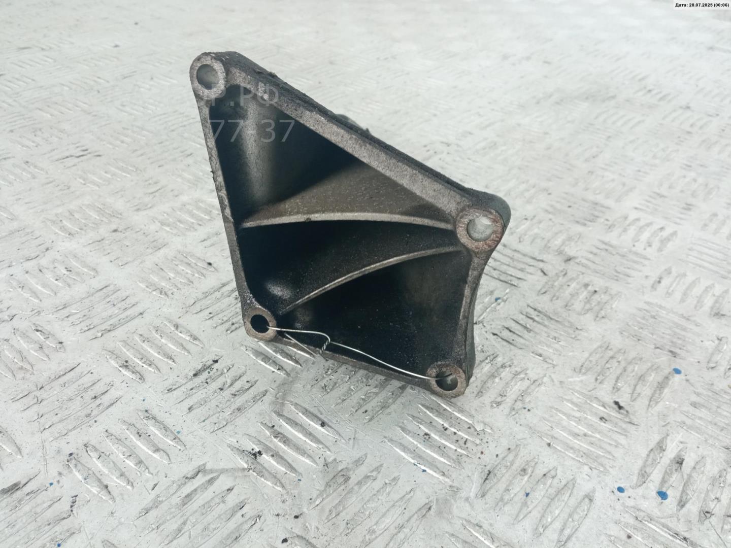 Кронштейн двигателя правый