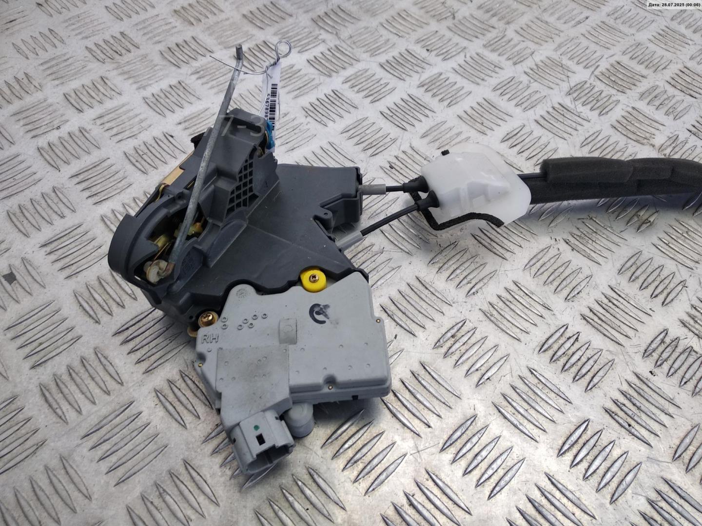 Замок двери передней правой