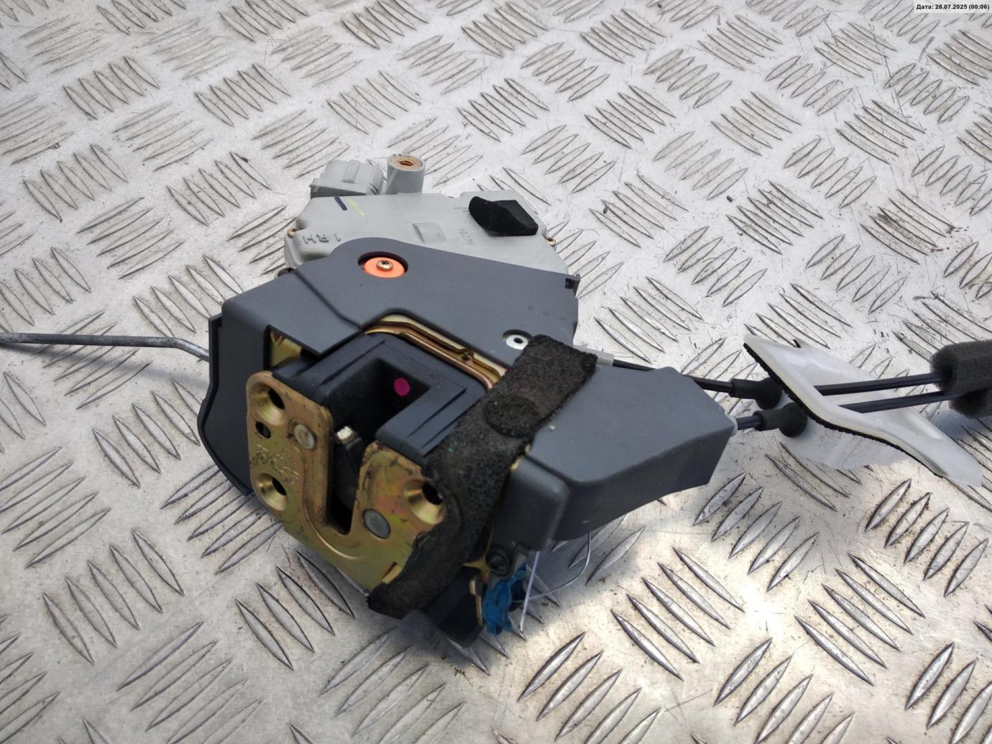 Замок двери передней правой