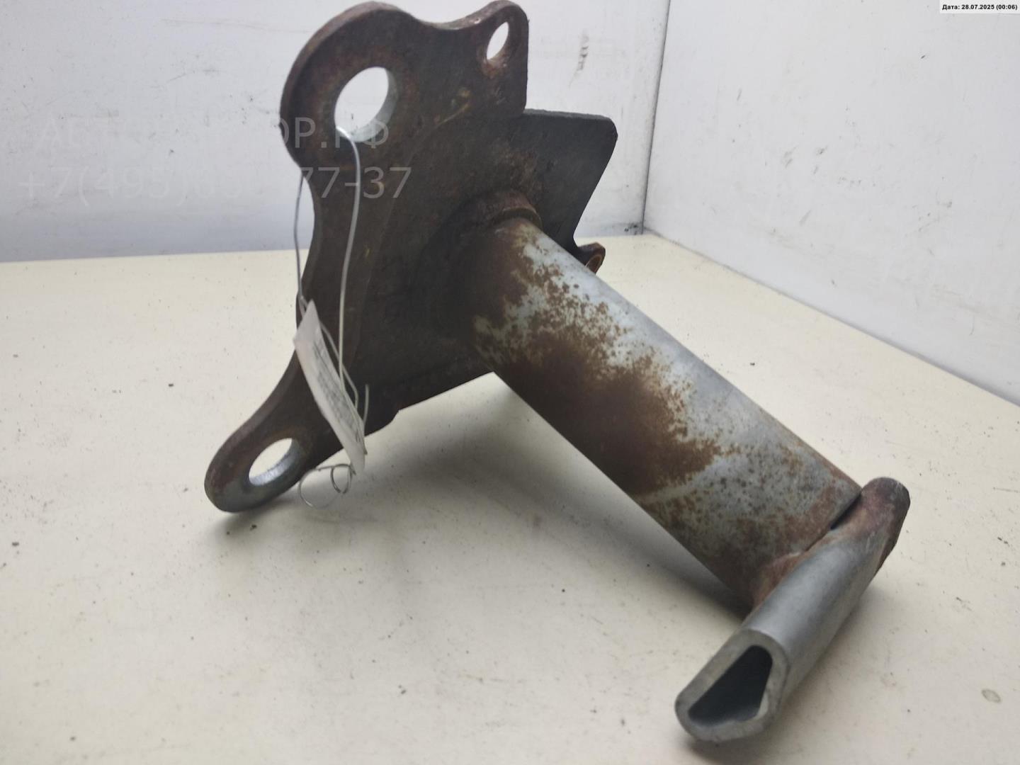 Кронштейн переднего бампера левый