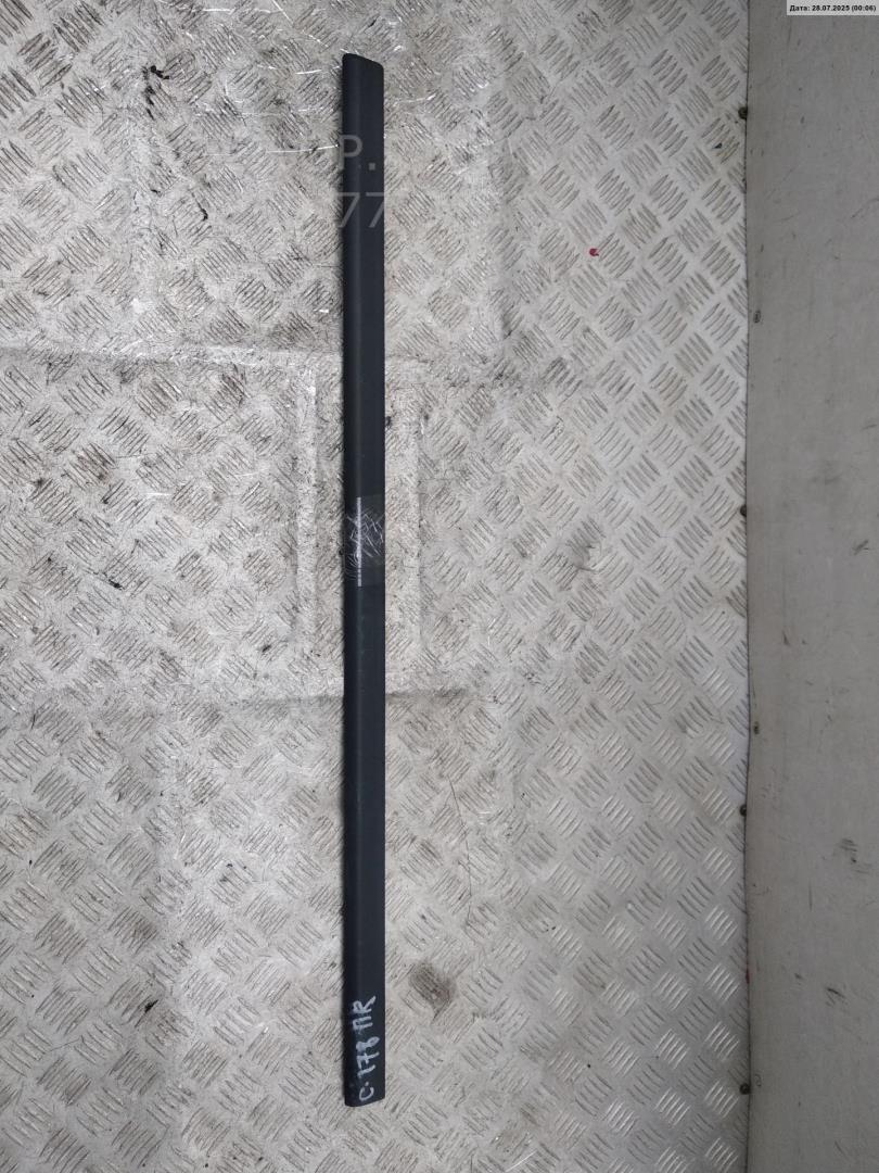 Накладка двери передней правой