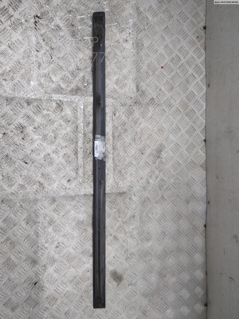 Накладка двери передней правой