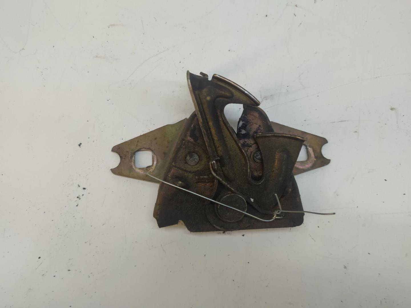 Замок капота