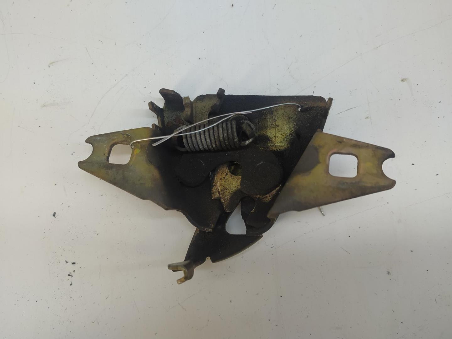 Замок капота