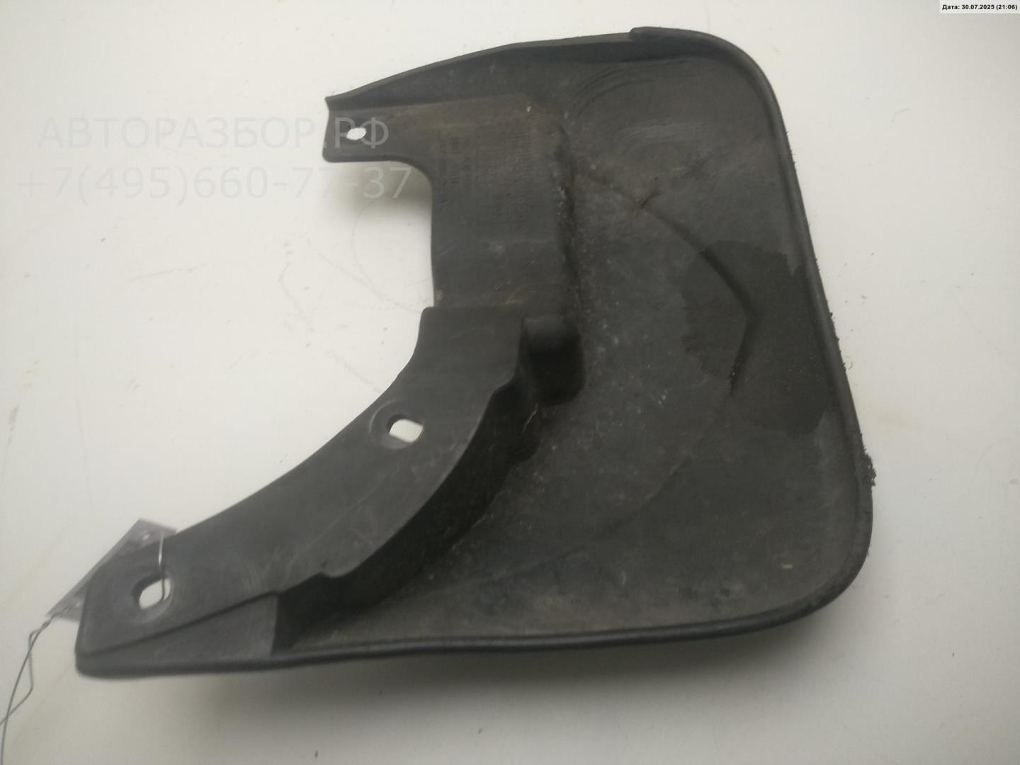 Брызговик передний правый