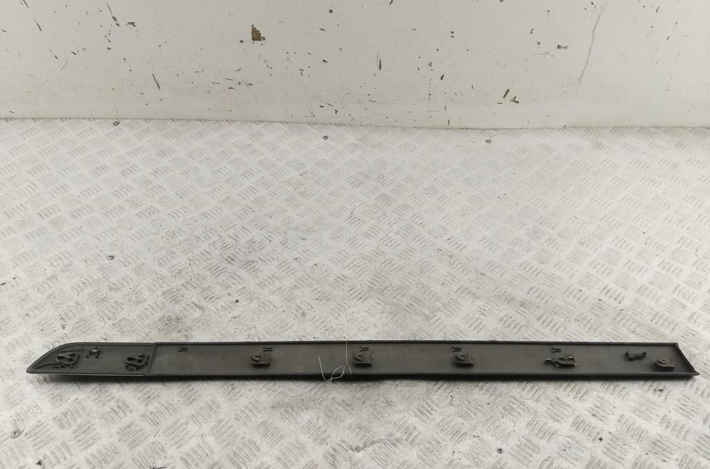 Молдинг двери передней левой