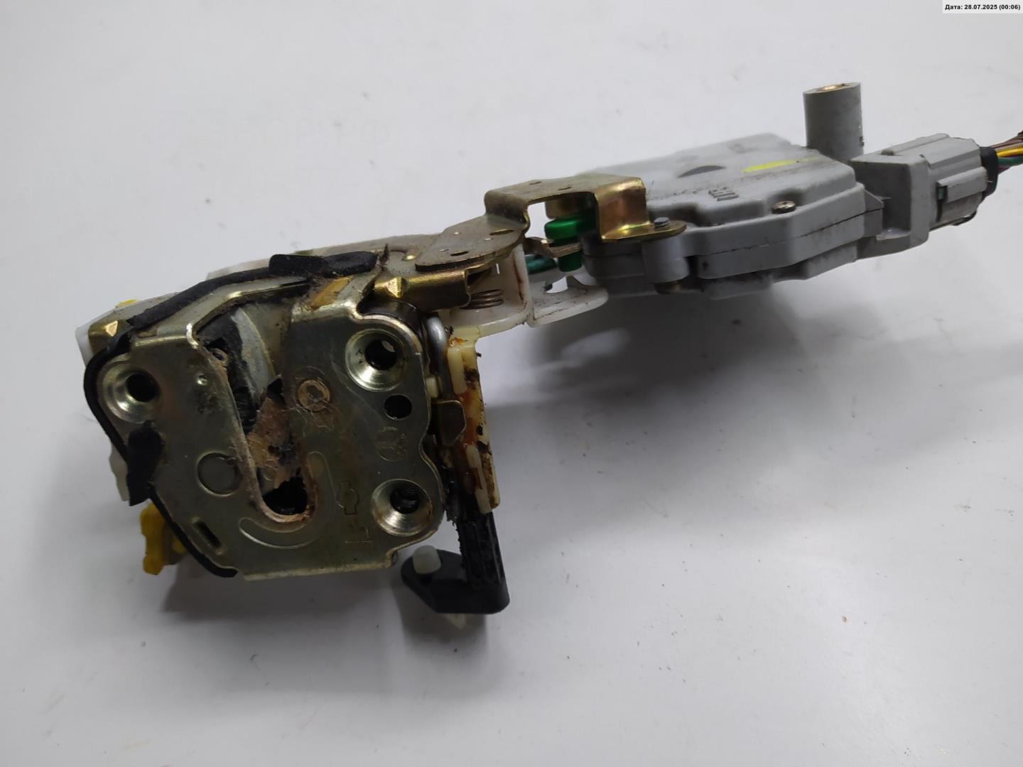 Замок двери передней левой