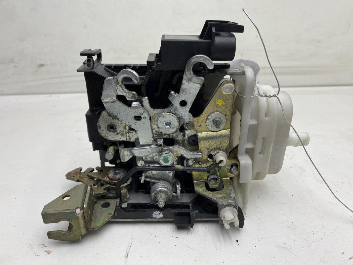 Замок двери передней правой