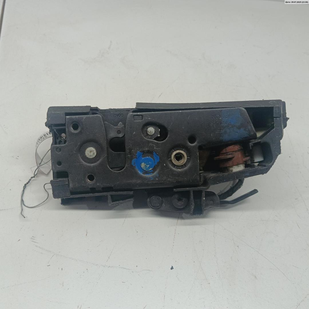 Замок двери передней правой