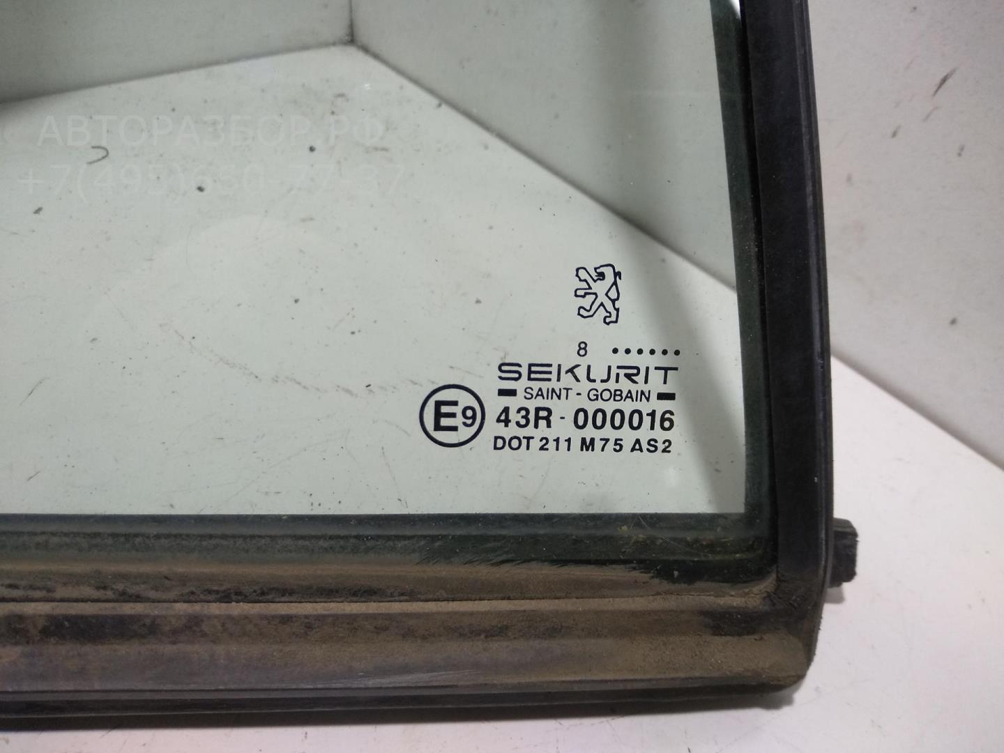 Стекло двери задней правой (форточка)