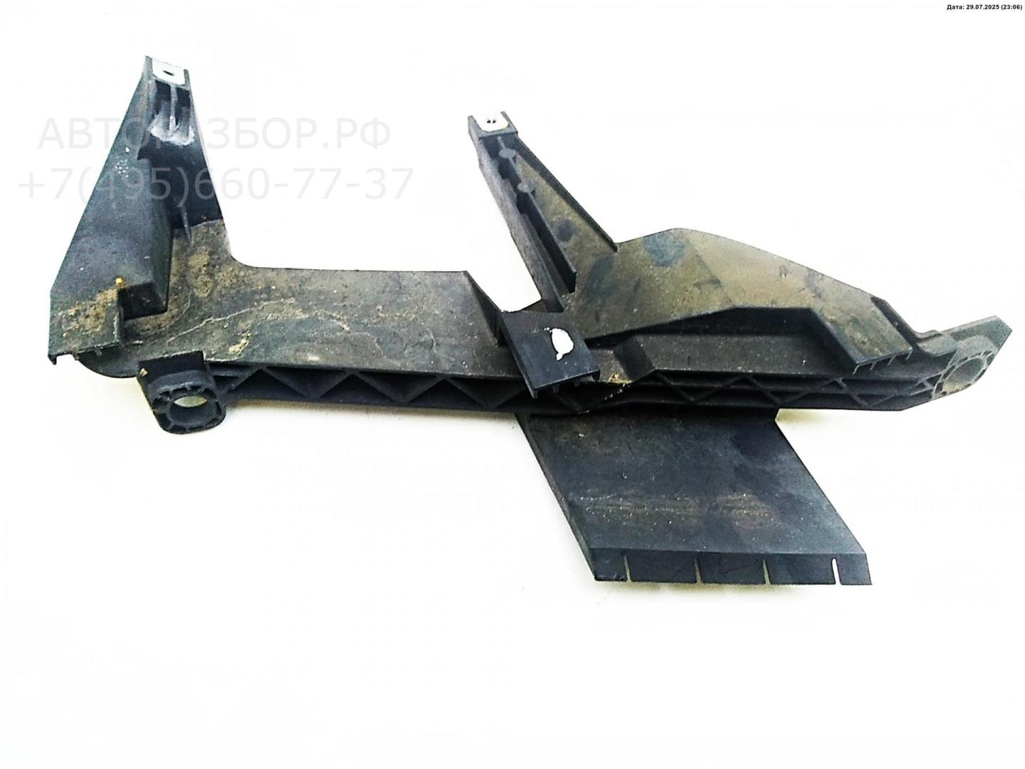 Кронштейн фар правый