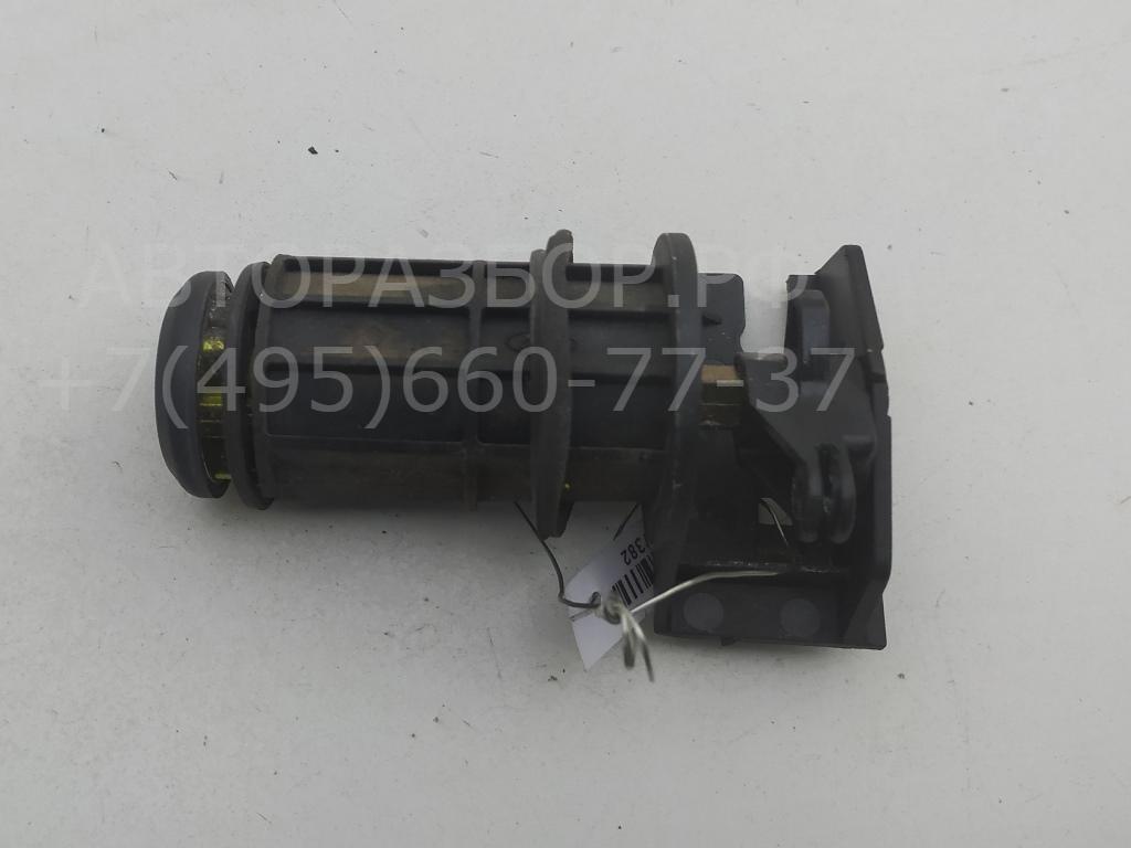 Вставка замка багажника