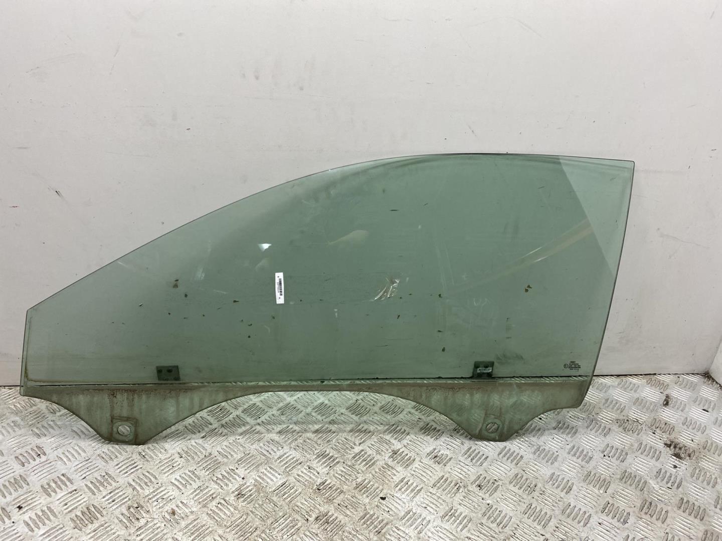 Стекло двери передней левой
