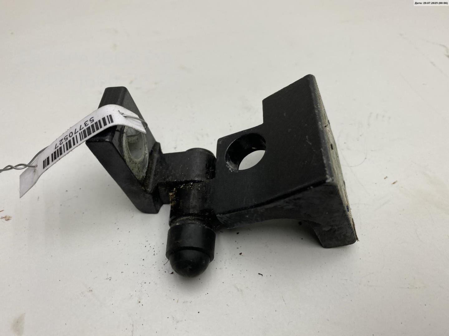 Петля двери