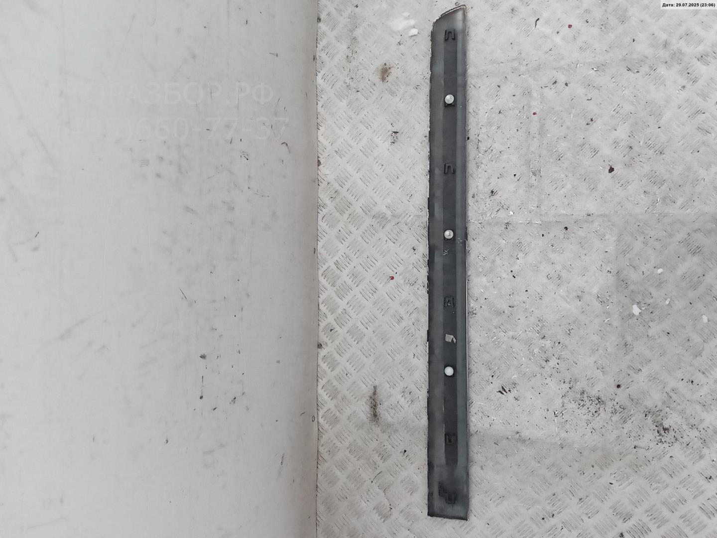 Накладка двери передней правой