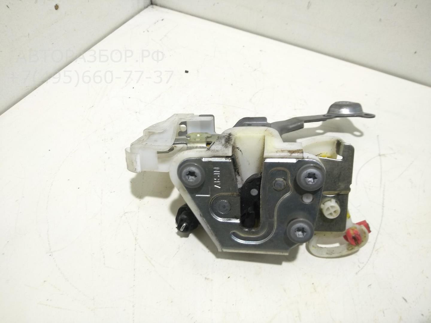 Замок двери передней левой