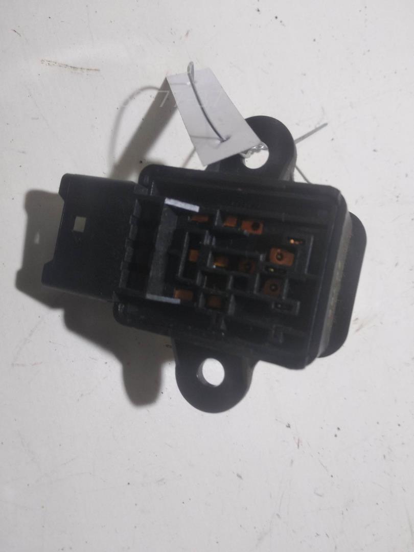 Кнопка регулировки зеркала