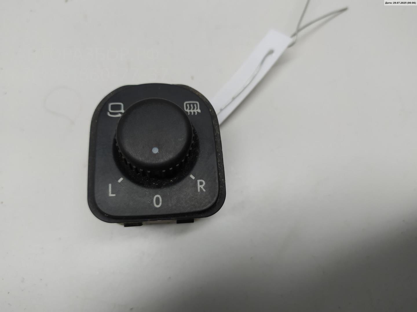 Кнопка регулировки зеркала