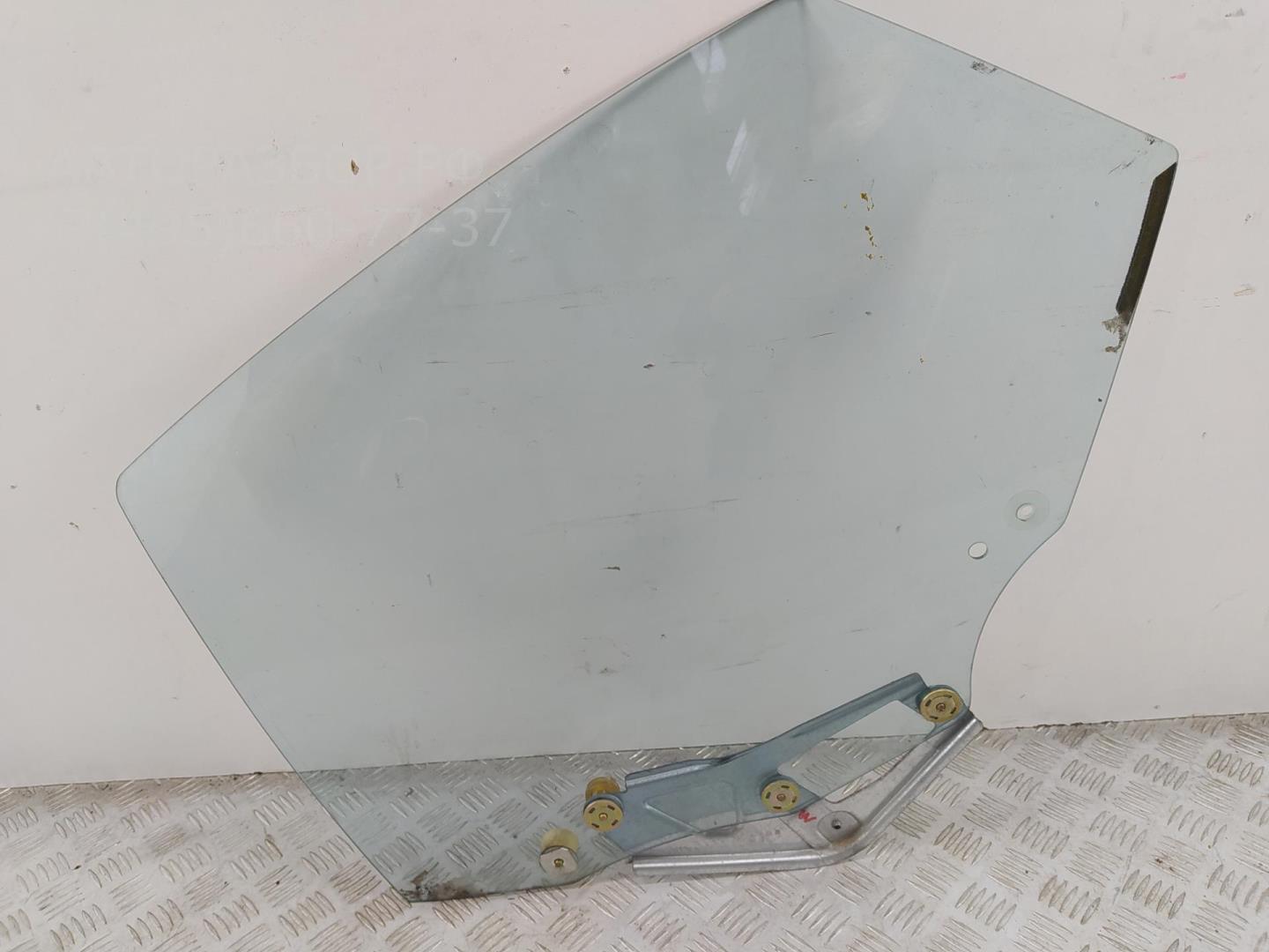 Стекло двери задней левой