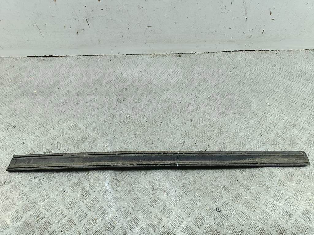 Молдинг двери передней левой