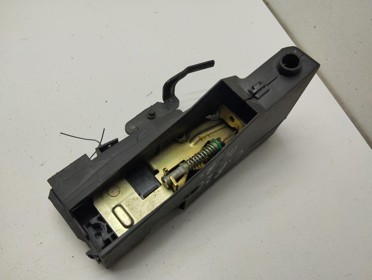 Замок двери передней правой