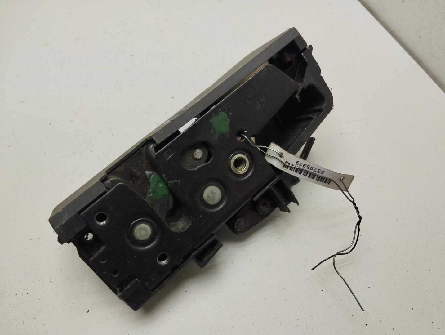 Замок двери передней правой