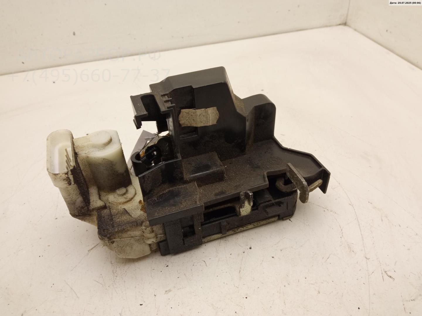 Замок двери передней левой