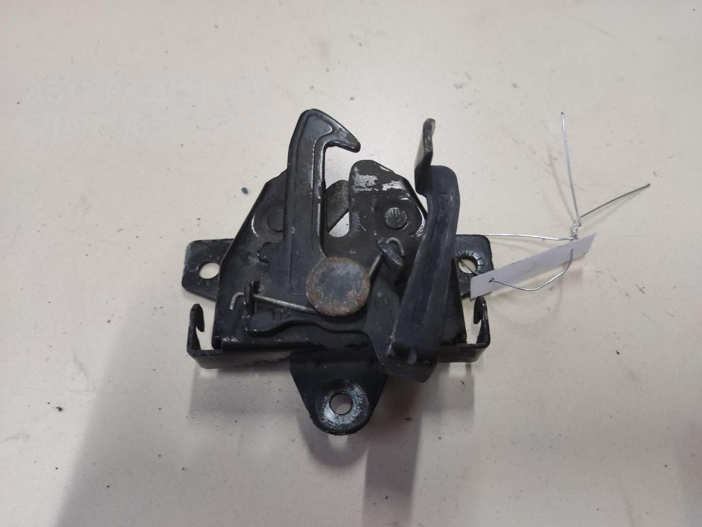 Замок капота