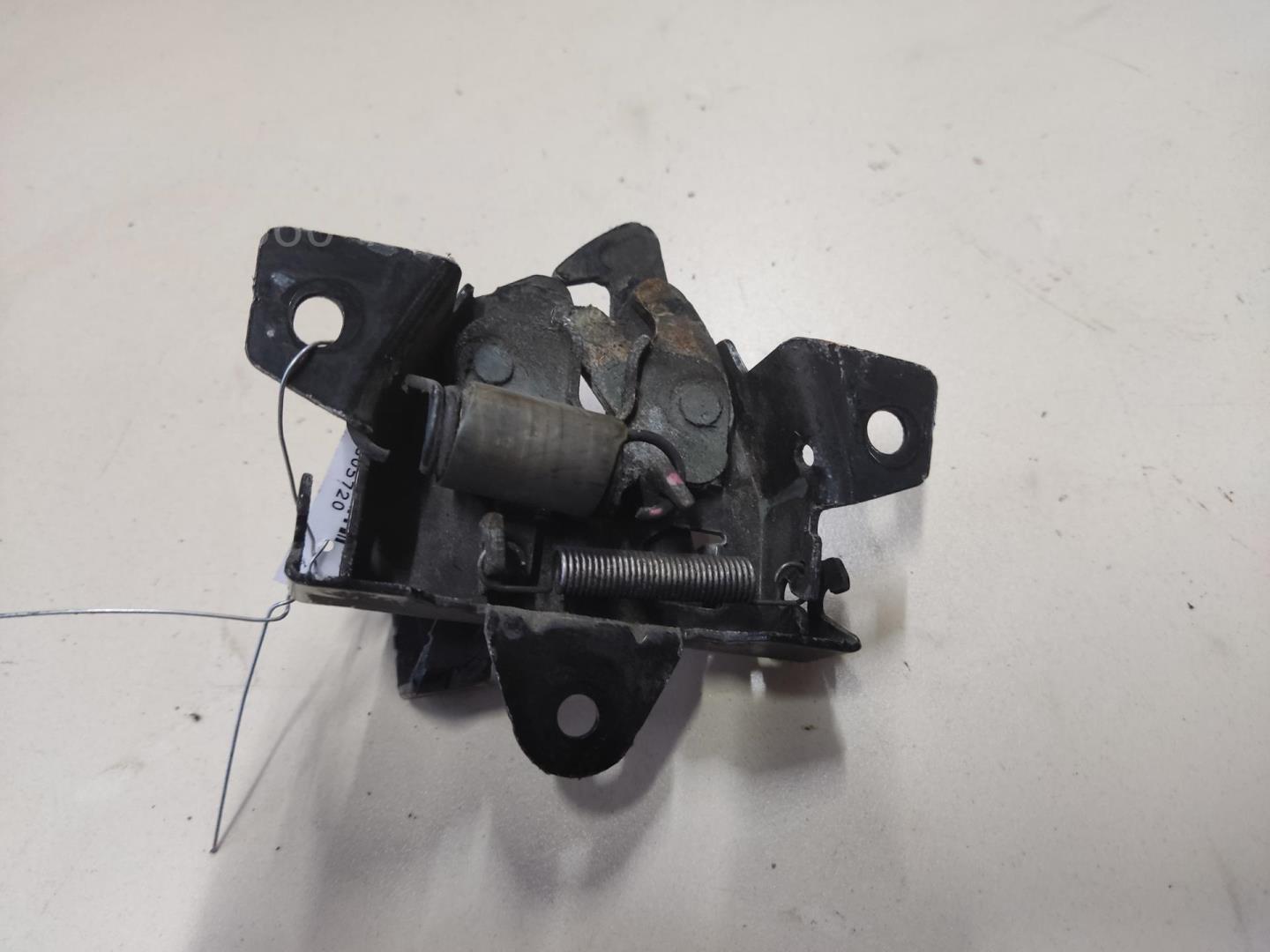 Замок капота