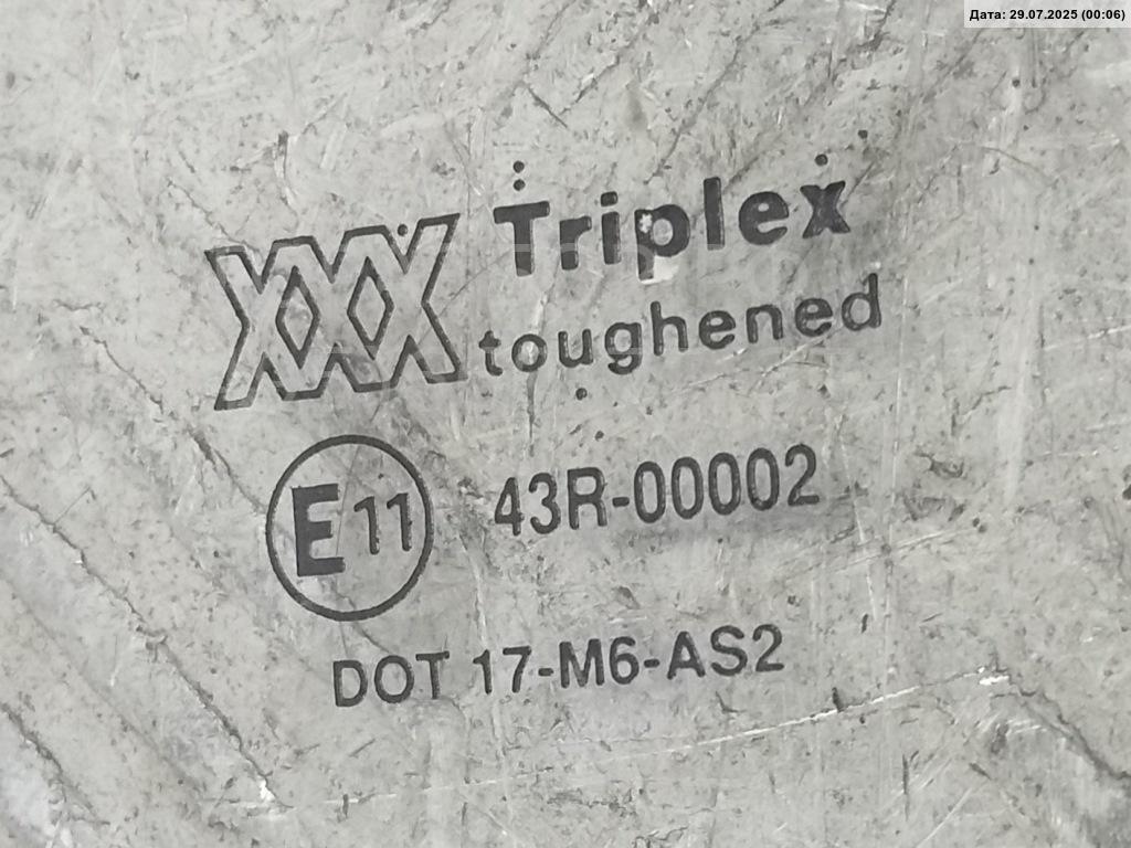 Стекло двери передней левой (форточка)