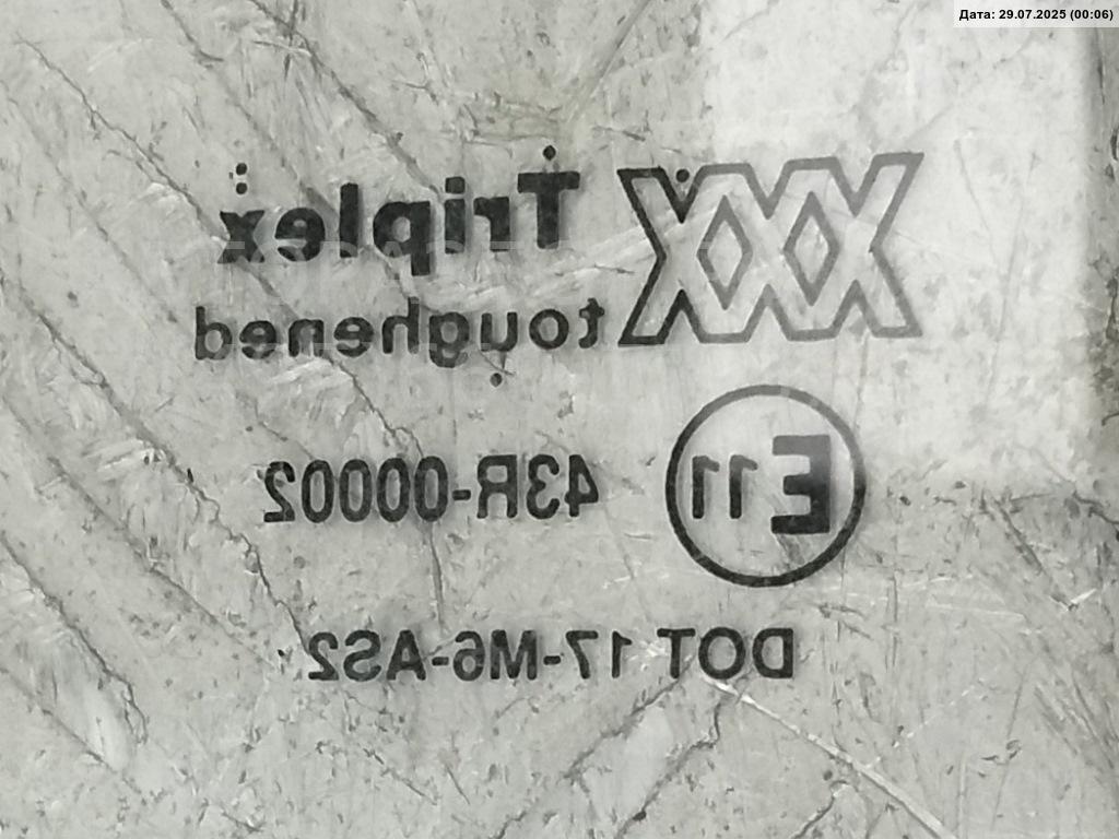 Стекло двери передней правой (форточка)