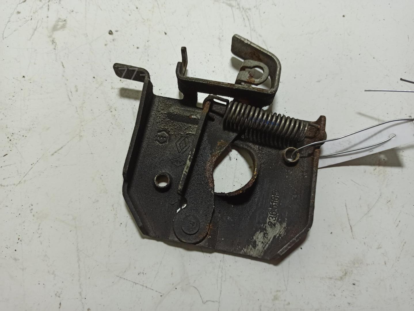 Замок капота