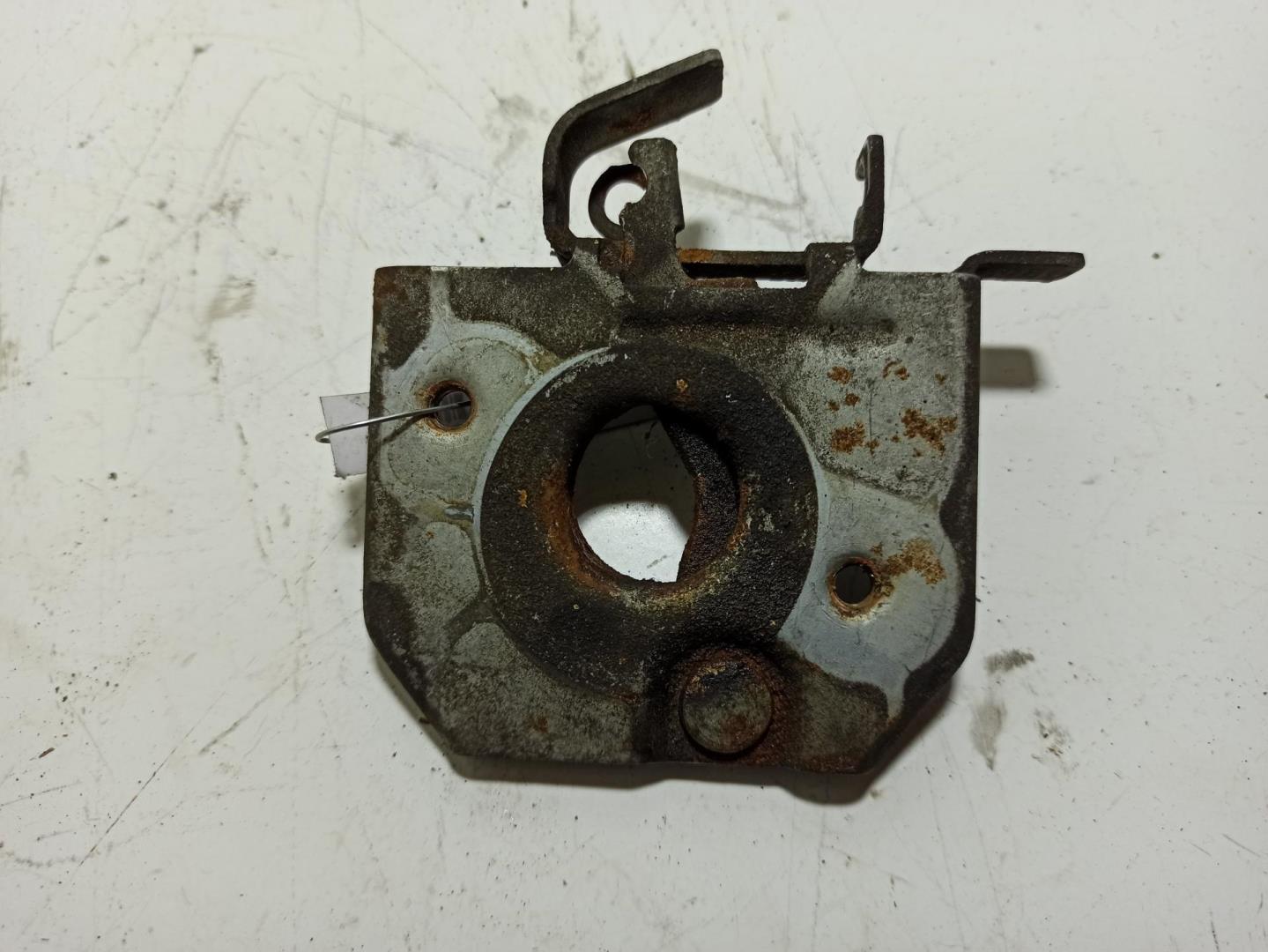 Замок капота