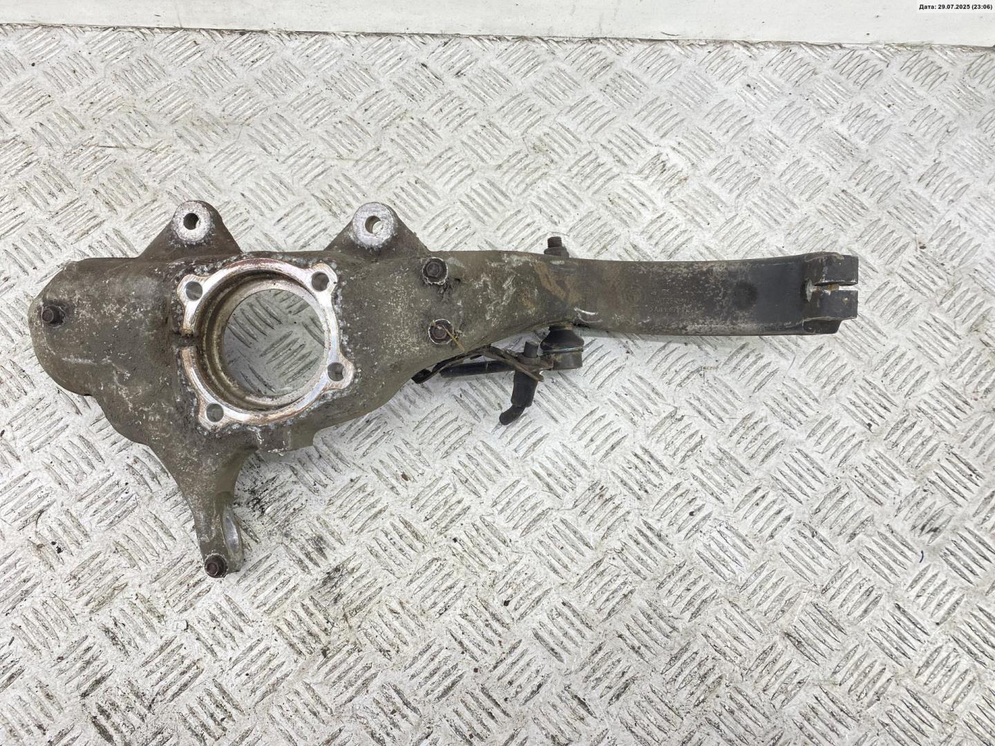 Кулак поворотный передний правый