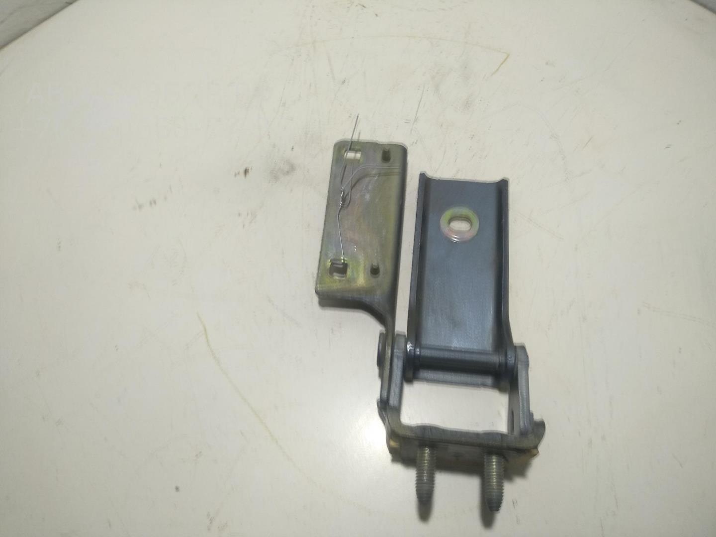 Петля крышки багажника