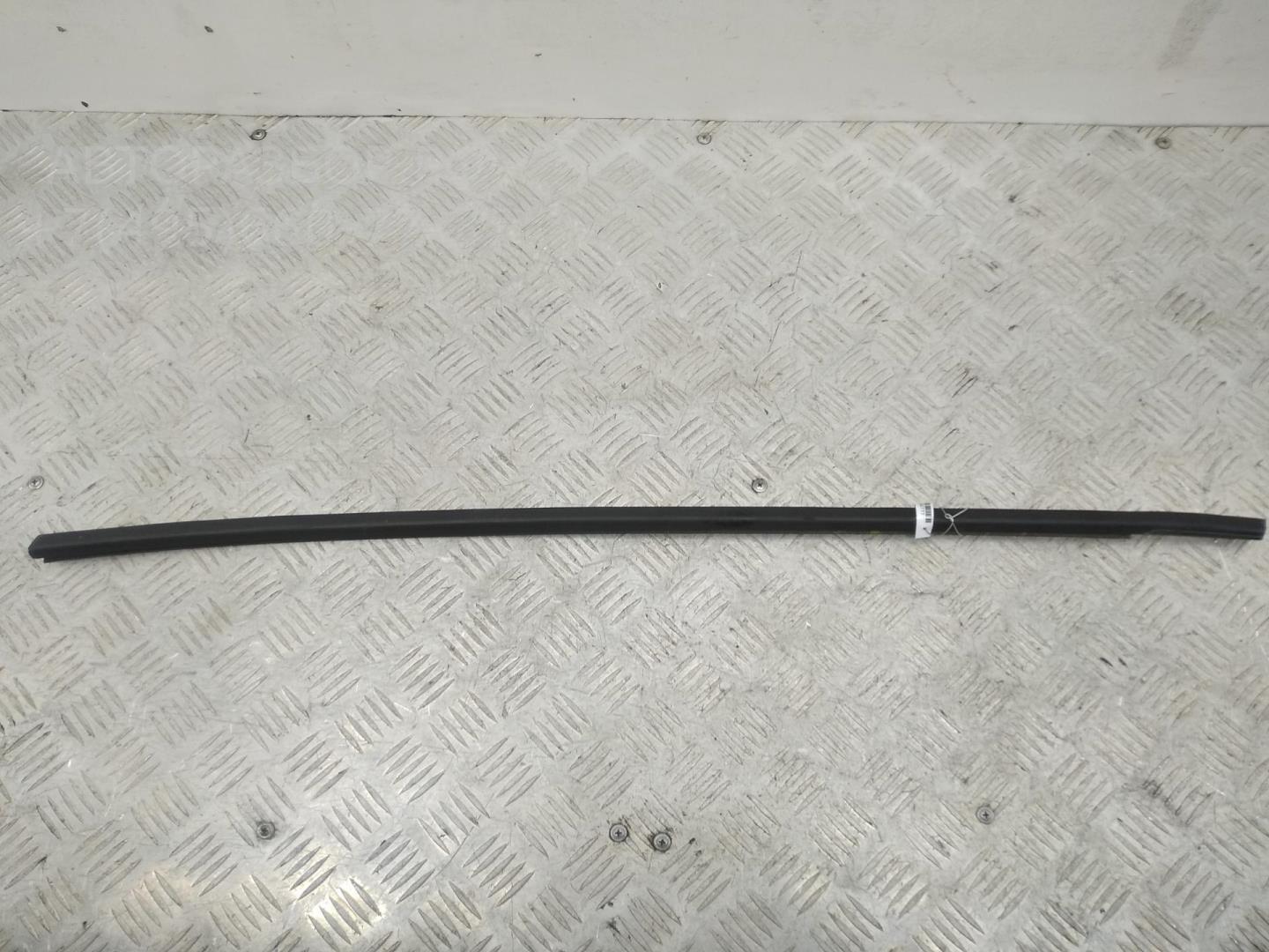 Накладка стекла заднего левого