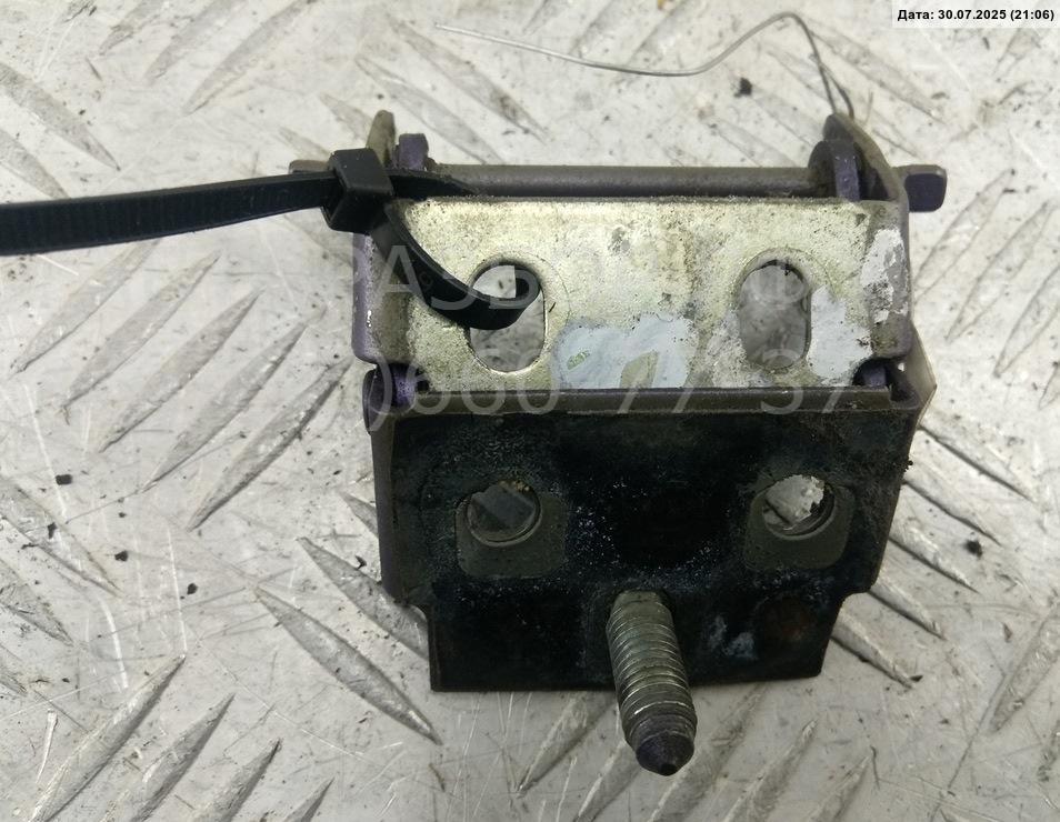 Петля крышки багажника