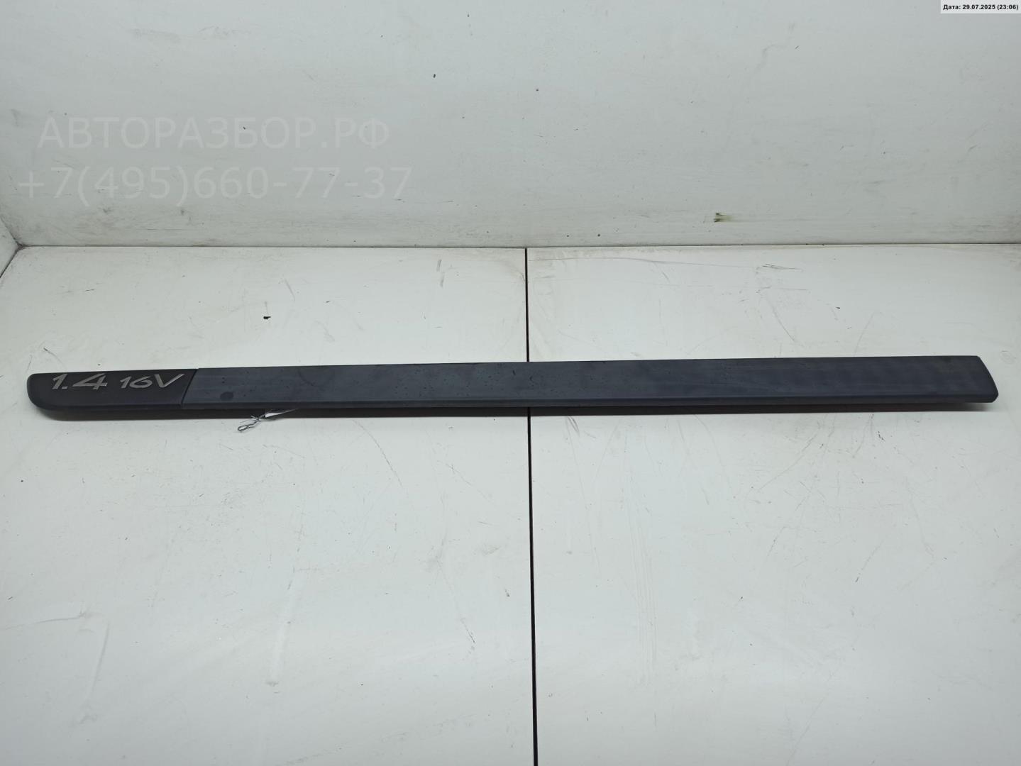 Молдинг двери передней левой